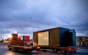 Bouwkeet wordt versleept naar nieuw adres