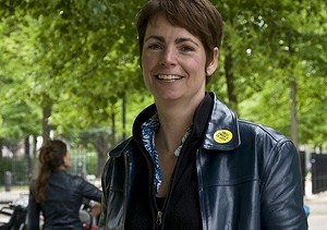 Margreet van Uffelen buiten, met een sticker van Singeldingen op haar jas