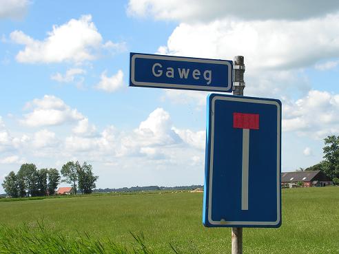 Doodlopende weg met straatnaambordje Gaweg.