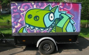Kar met graffiti van een groene drakekop.