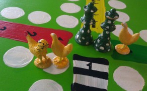 Geschilderd bordspel met schaakstukken en plastic kippen als pionnen