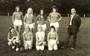 Historische zwartwitfoto van vrouwenvoetbalteam