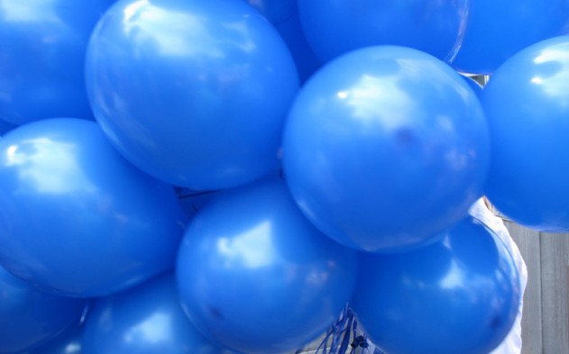Veel blauwe ballonnen