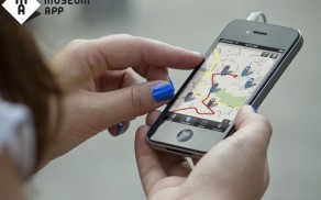 Persoon met blauwgelakte vingernagel bekijkt MuseumApp op iPhone