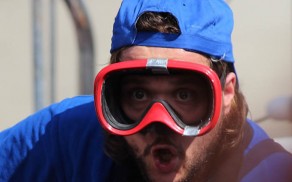 Man met baard, blauwe pet en rode duikbril